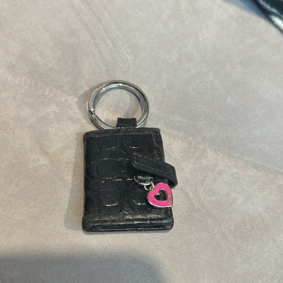 Coach Signature  keychain photo  Key Fob Black Patent Leather 📌 stickiish - Picture 3 of 5